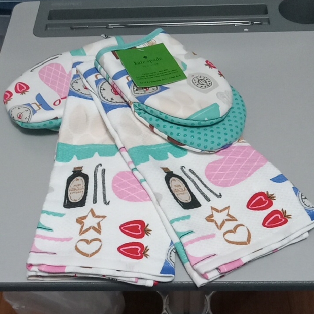 Kate Spade Retro Print Towels & Oven Mitts Set